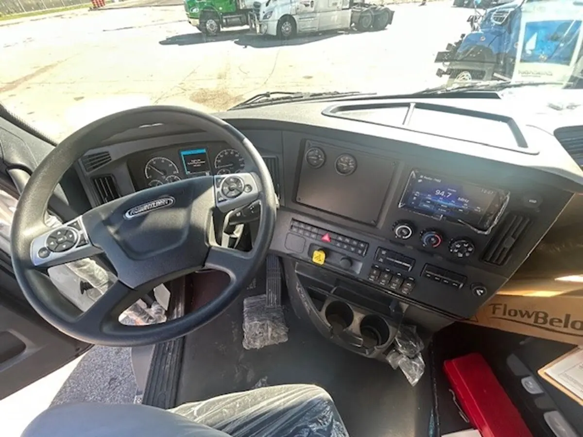 2026 Freightliner Cascadia — photo 8