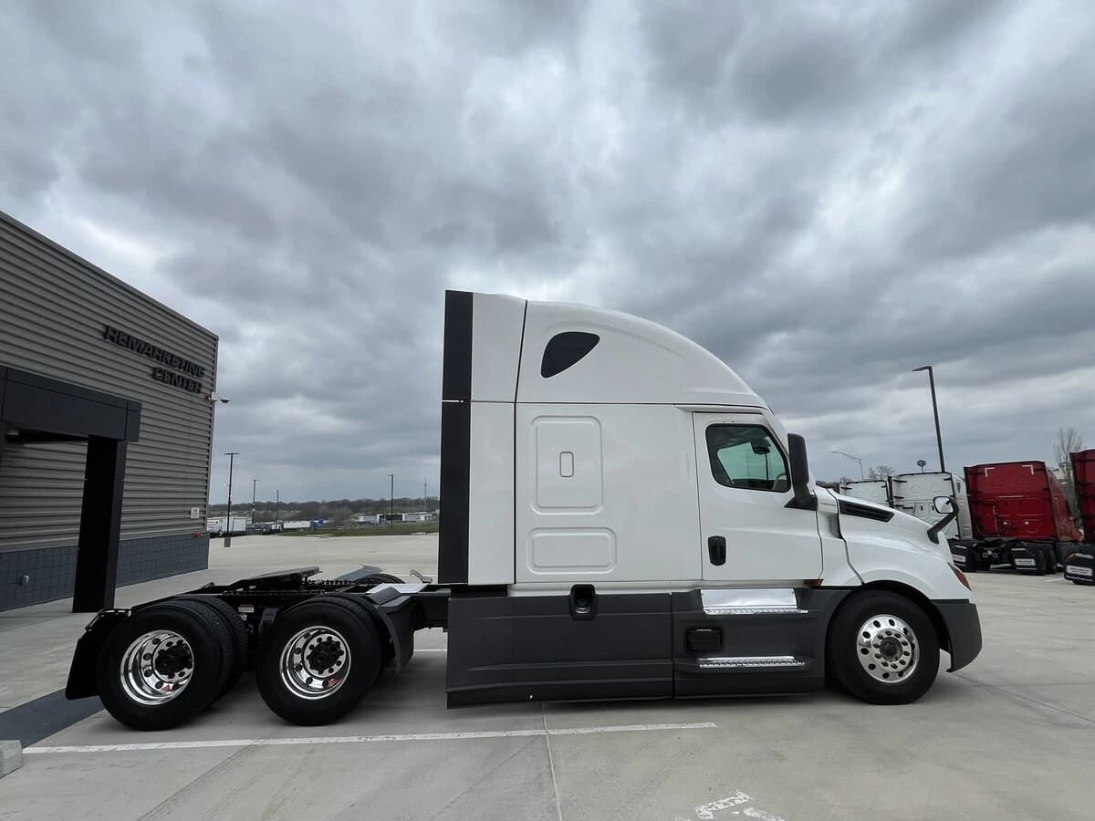 2021 Freightliner Cascadia — photo 6