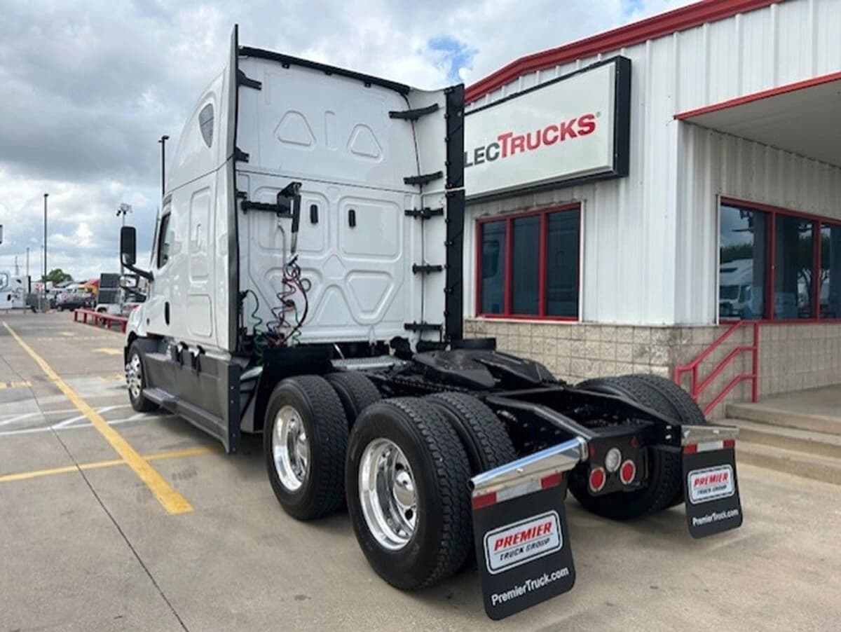 2024 Freightliner Cascadia — photo 3