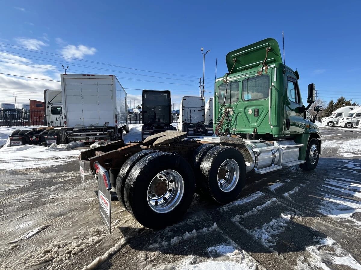 2012 Freightliner Cascadia — photo 7