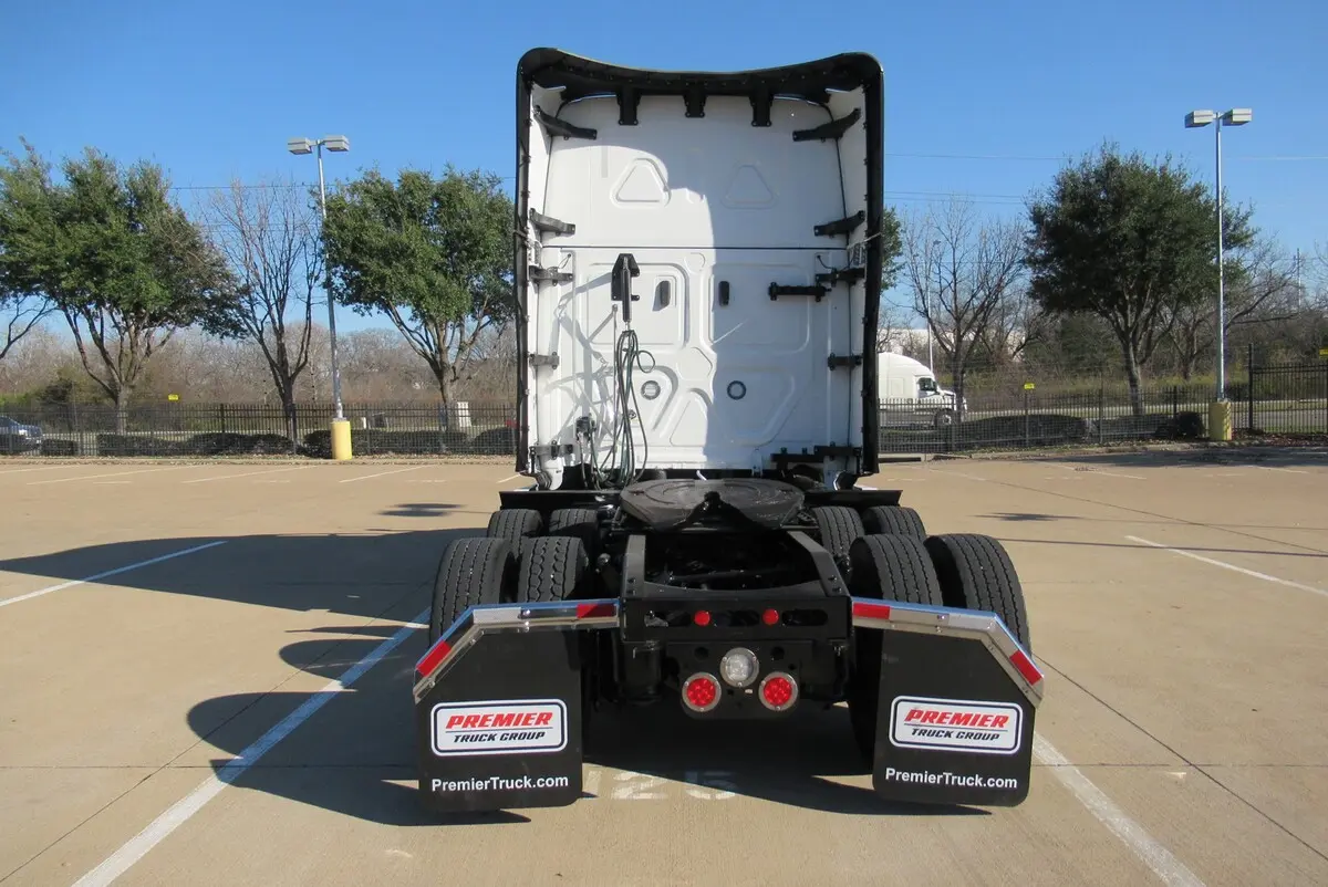 2025 Freightliner Cascadia — photo 8