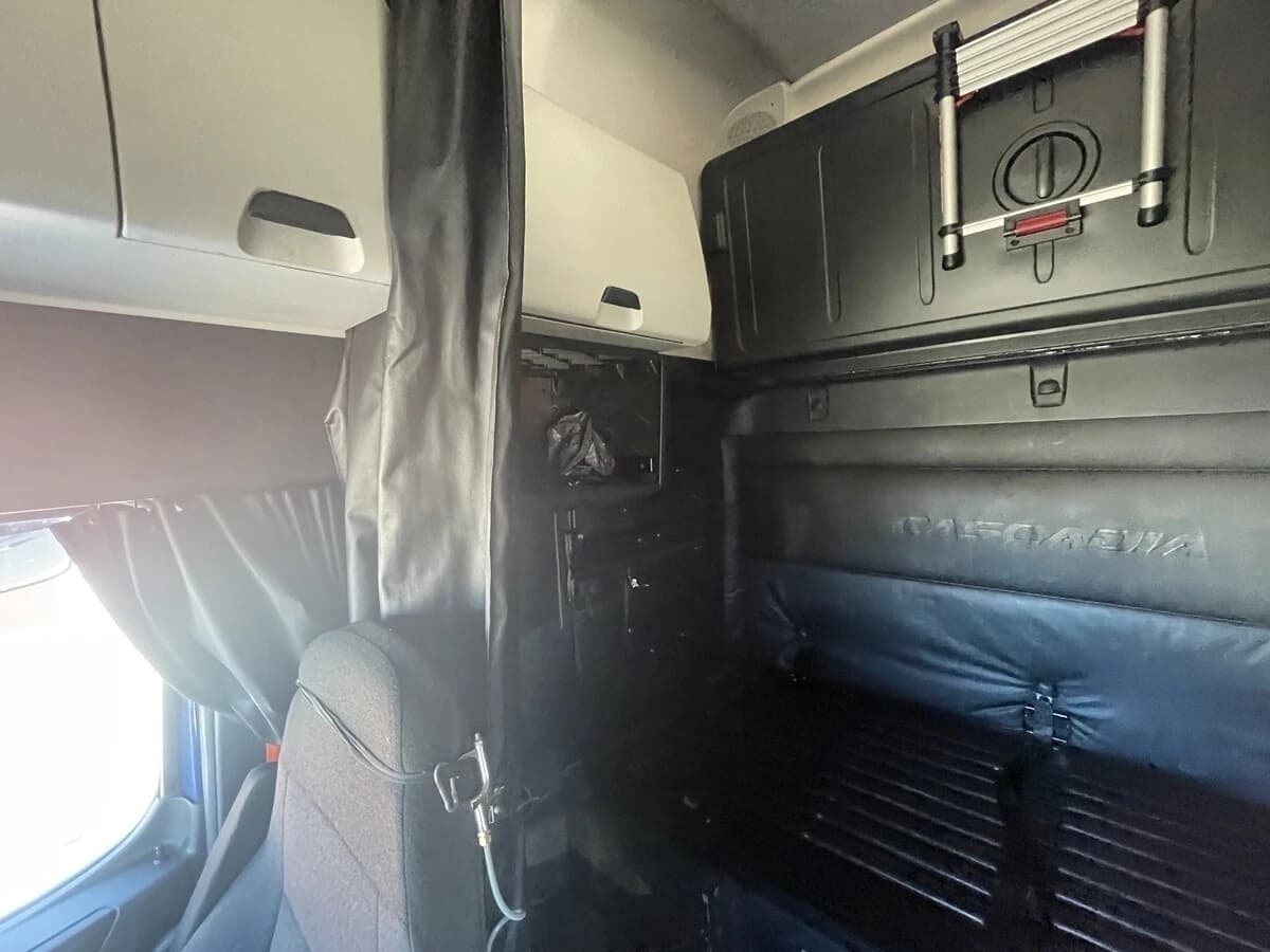 2023 Freightliner Cascadia — photo 28