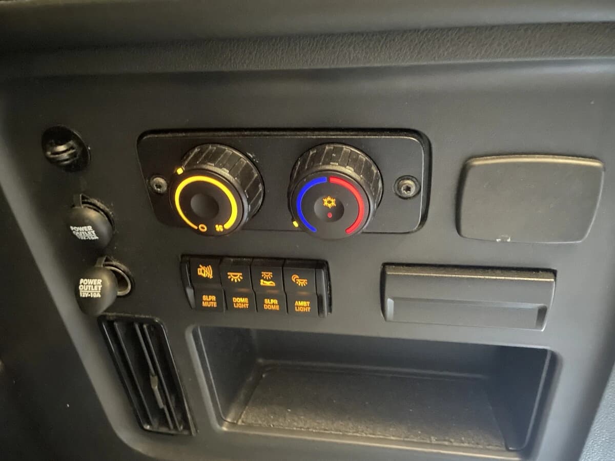 2024 Freightliner Cascadia — photo 43