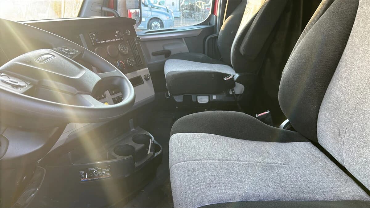 2022 Freightliner Cascadia — photo 3