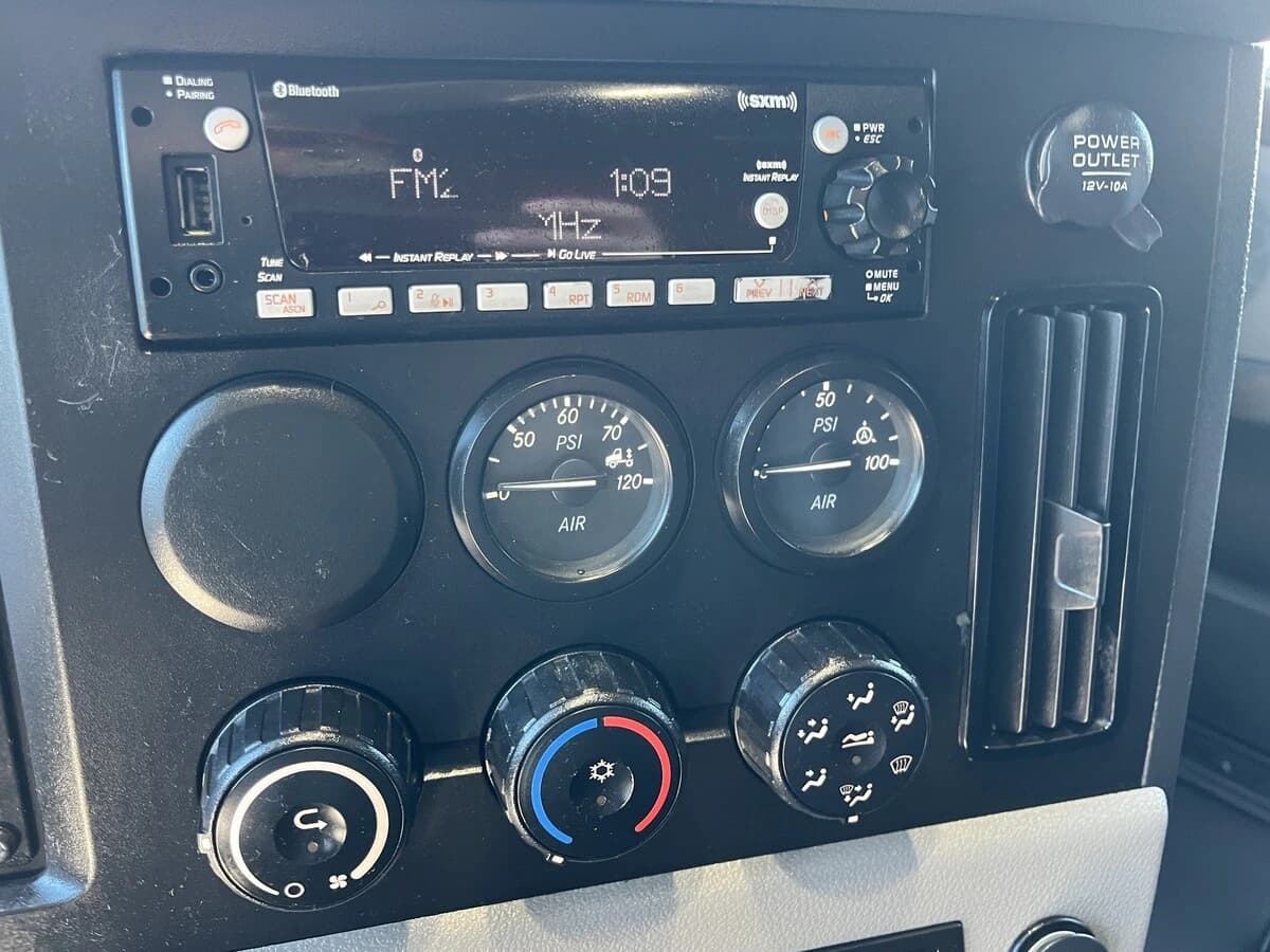 2022 Freightliner Cascadia — photo 26