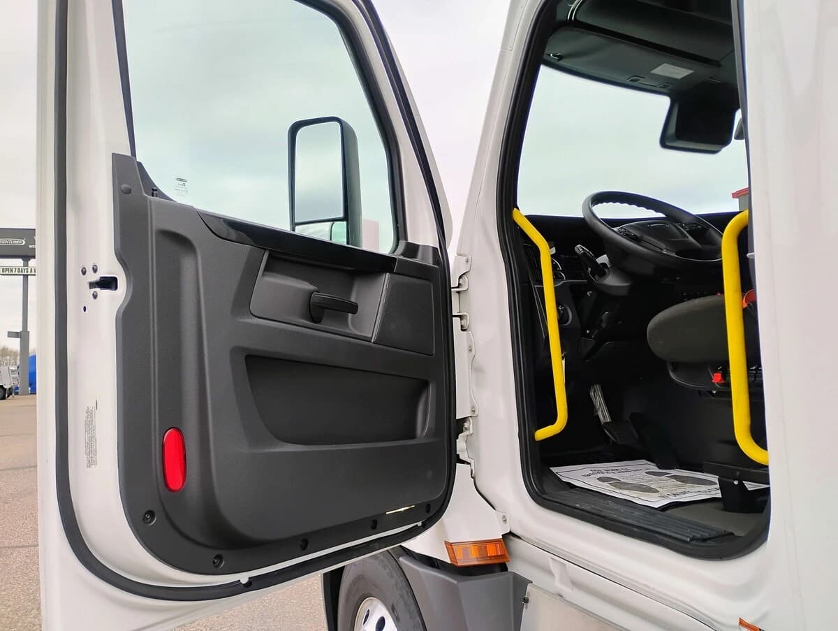 2024 Freightliner Cascadia — photo 14