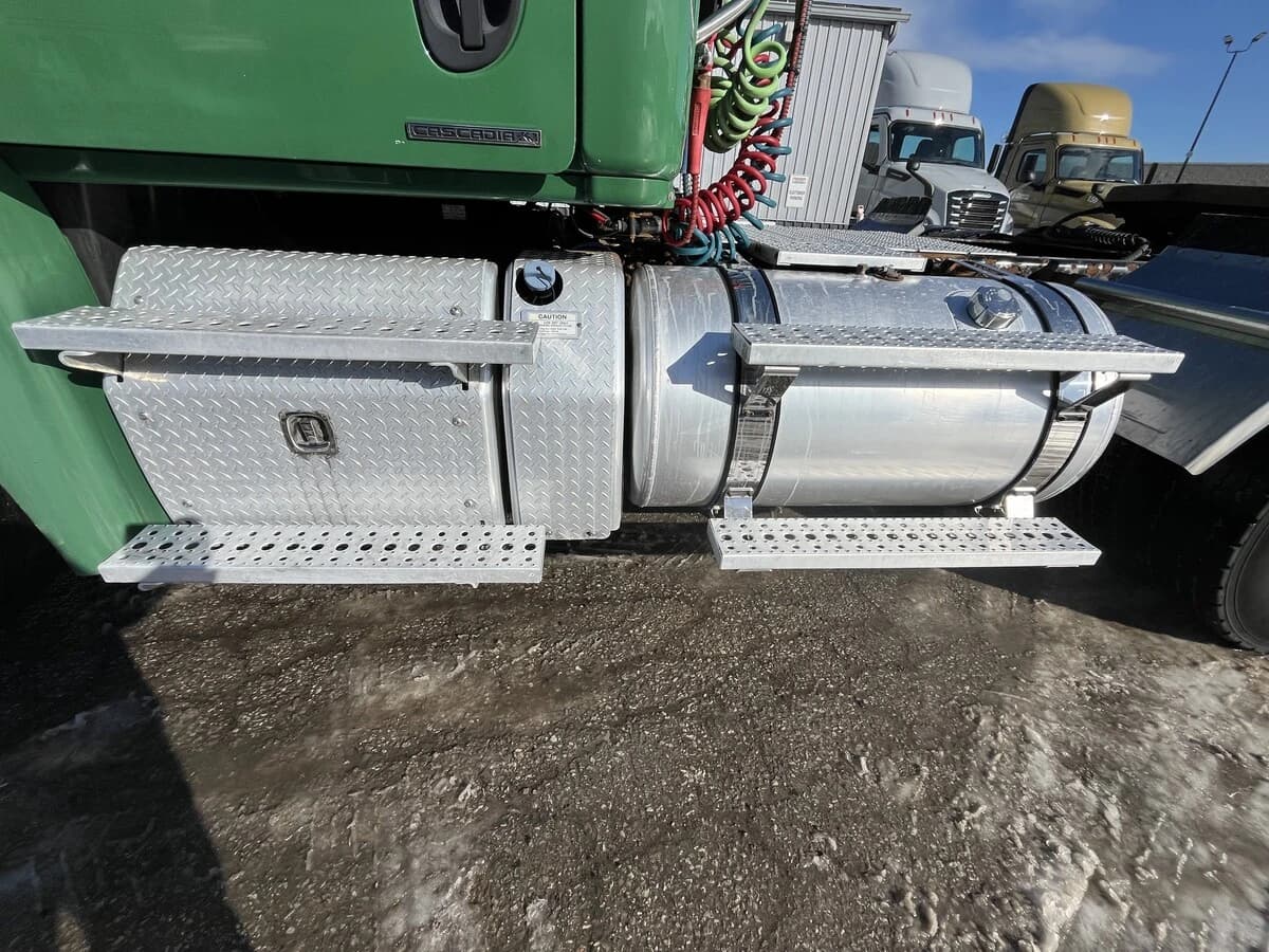 2012 Freightliner Cascadia — photo 15