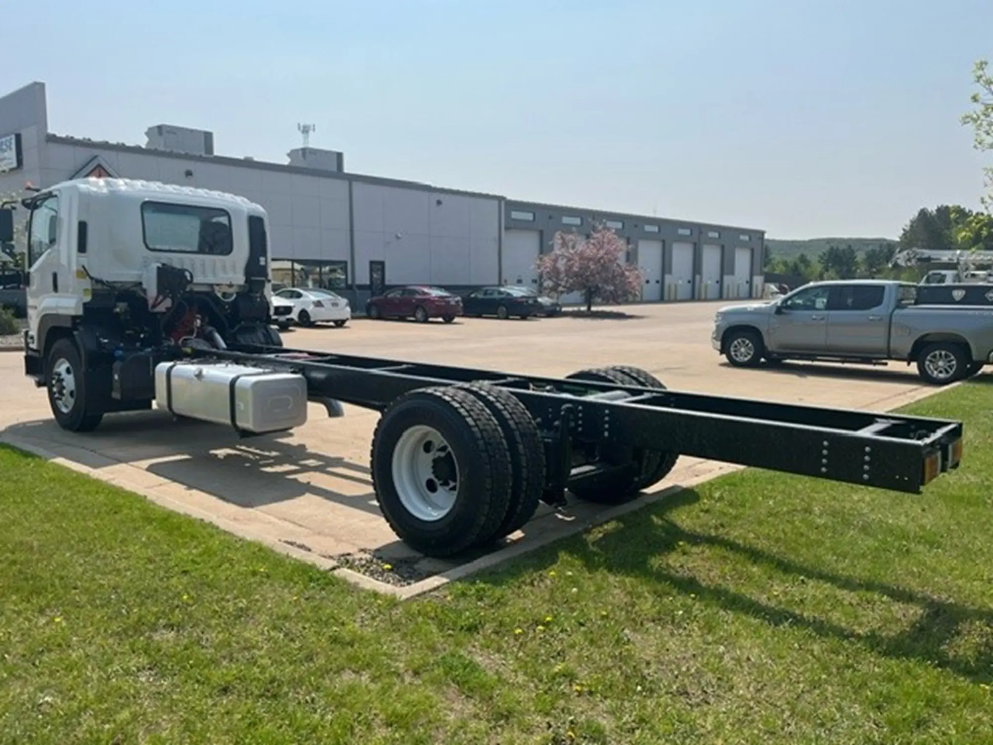 2025 Isuzu FTR — photo 6