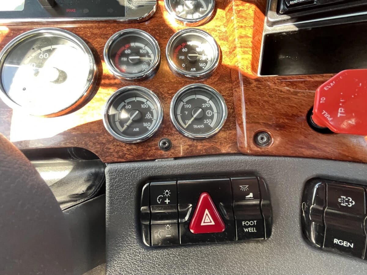 2012 Freightliner Cascadia — photo 28