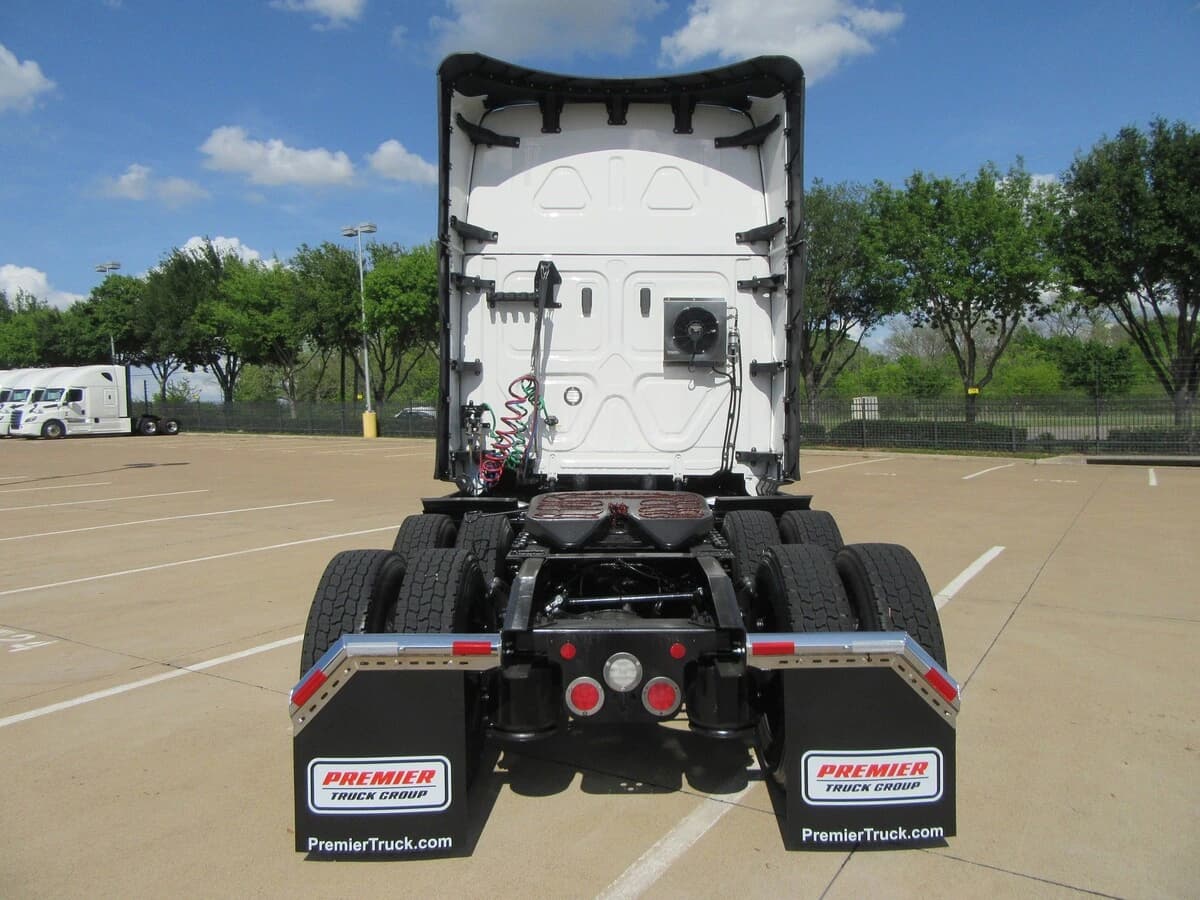 2025 Freightliner Cascadia — photo 8