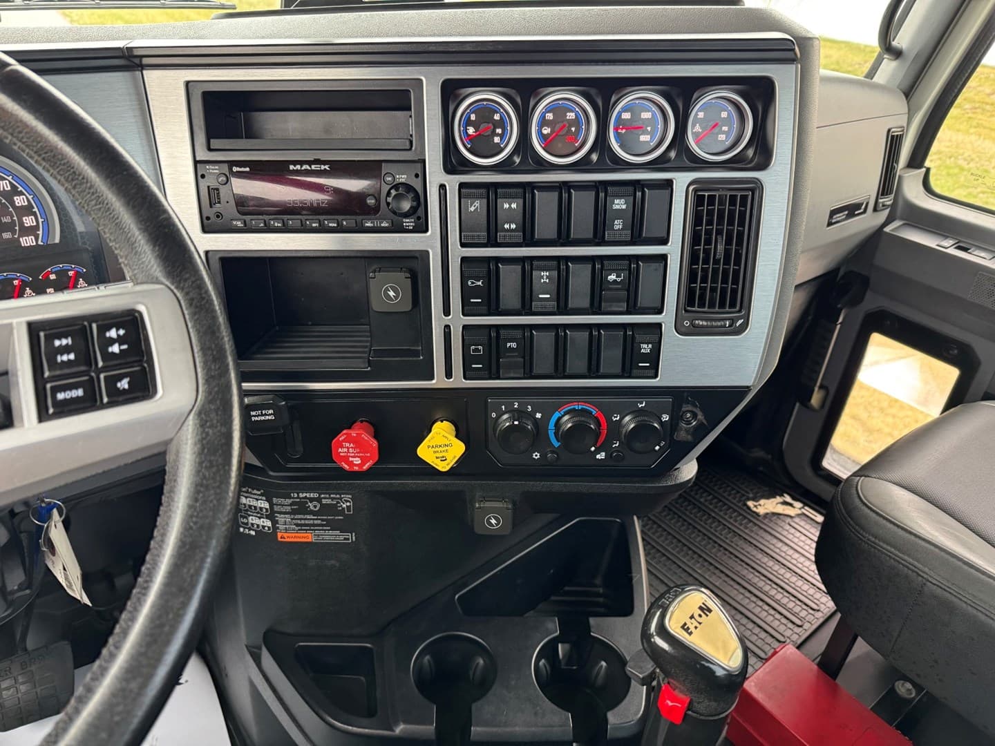 Used 2023 Mack Anthem Daycab — photo 16