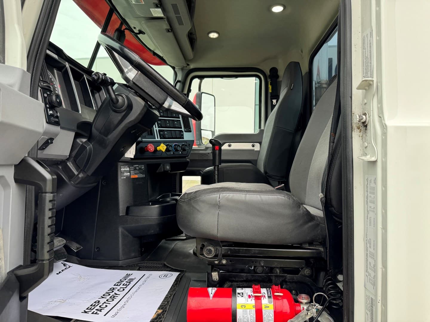 Used 2023 Mack Anthem Daycab — photo 12