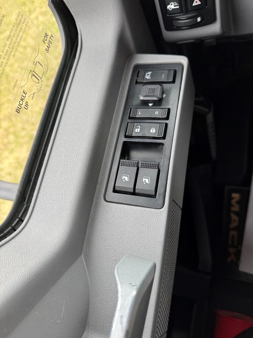 Used 2023 Mack Anthem Daycab — photo 13