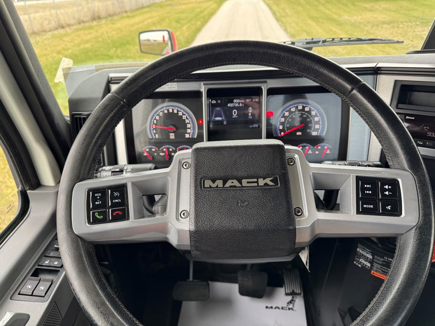 Used 2023 Mack Anthem Daycab — photo 14