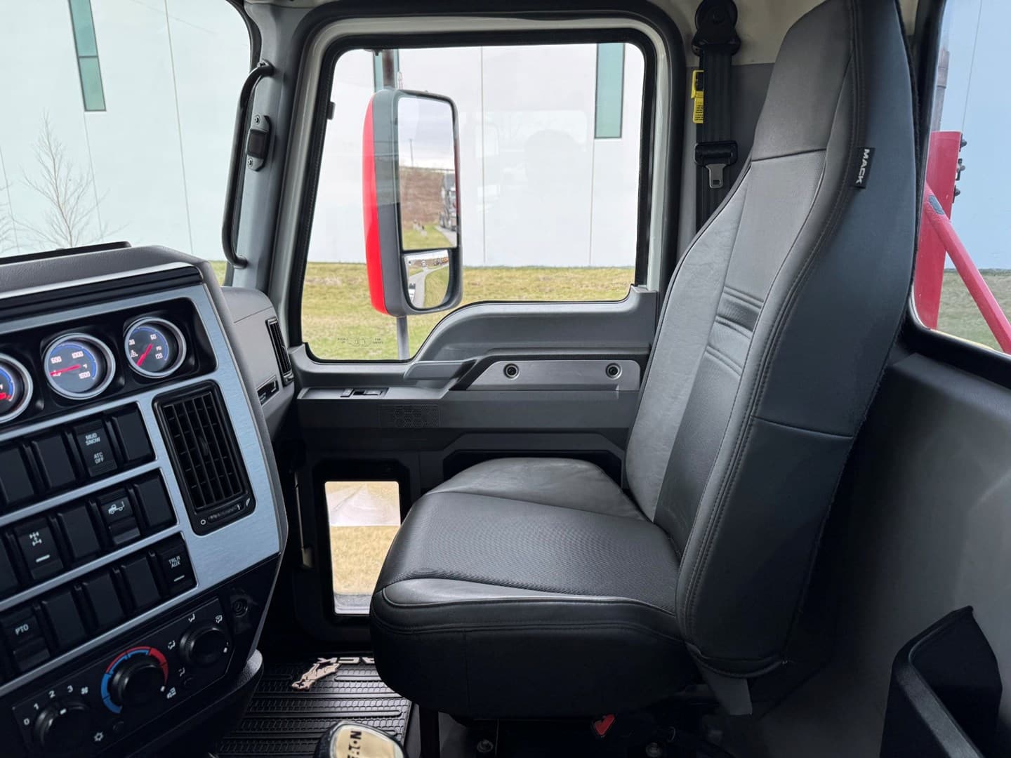 Used 2023 Mack Anthem Daycab — photo 17