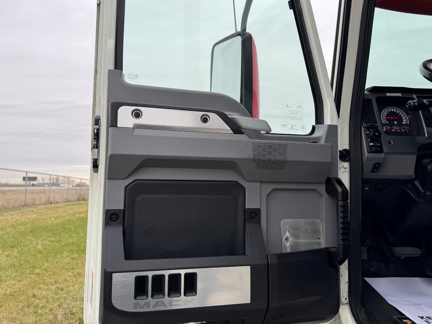 Used 2023 Mack Anthem Daycab — photo 11