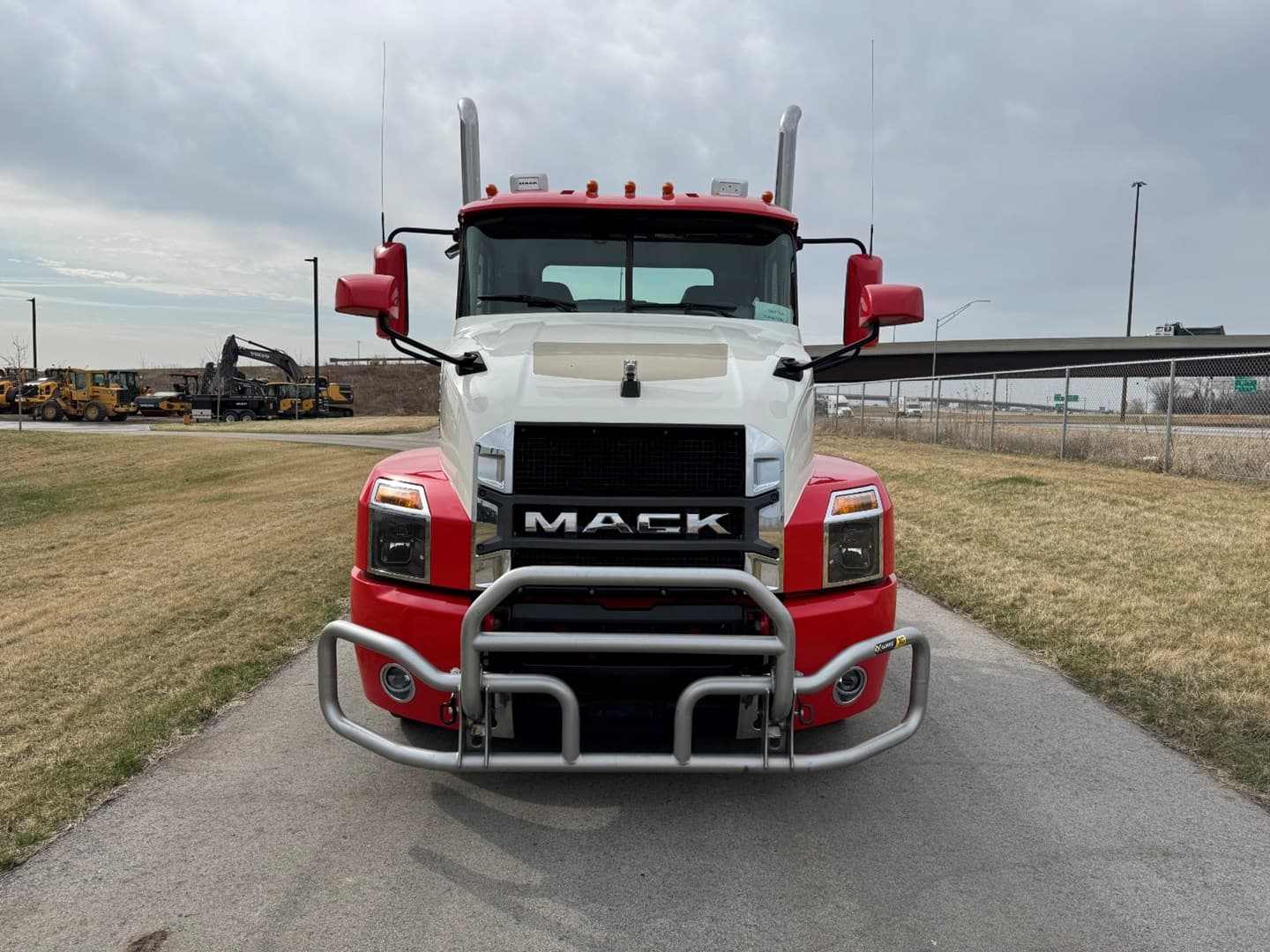 Used 2023 Mack Anthem Daycab — photo 2