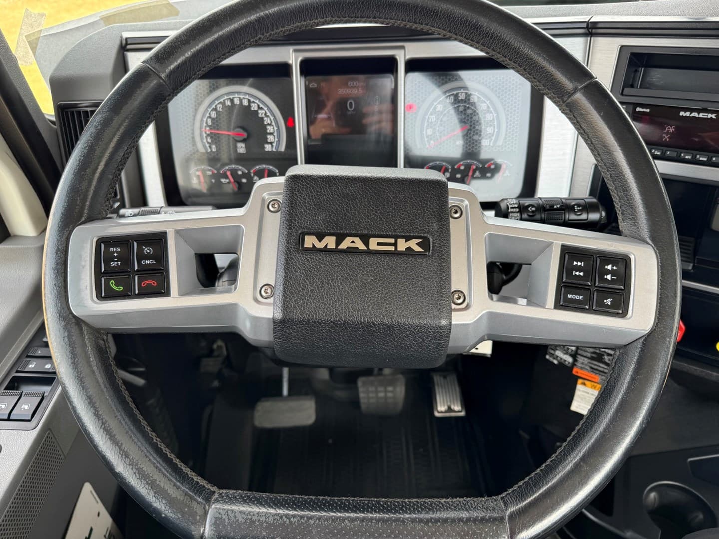 Used 2023 Mack Anthem Daycab — photo 14