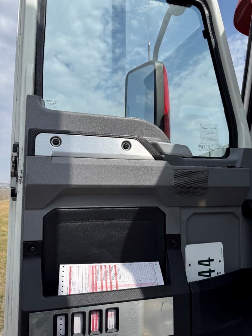 Used 2023 Mack Anthem Daycab — photo 11