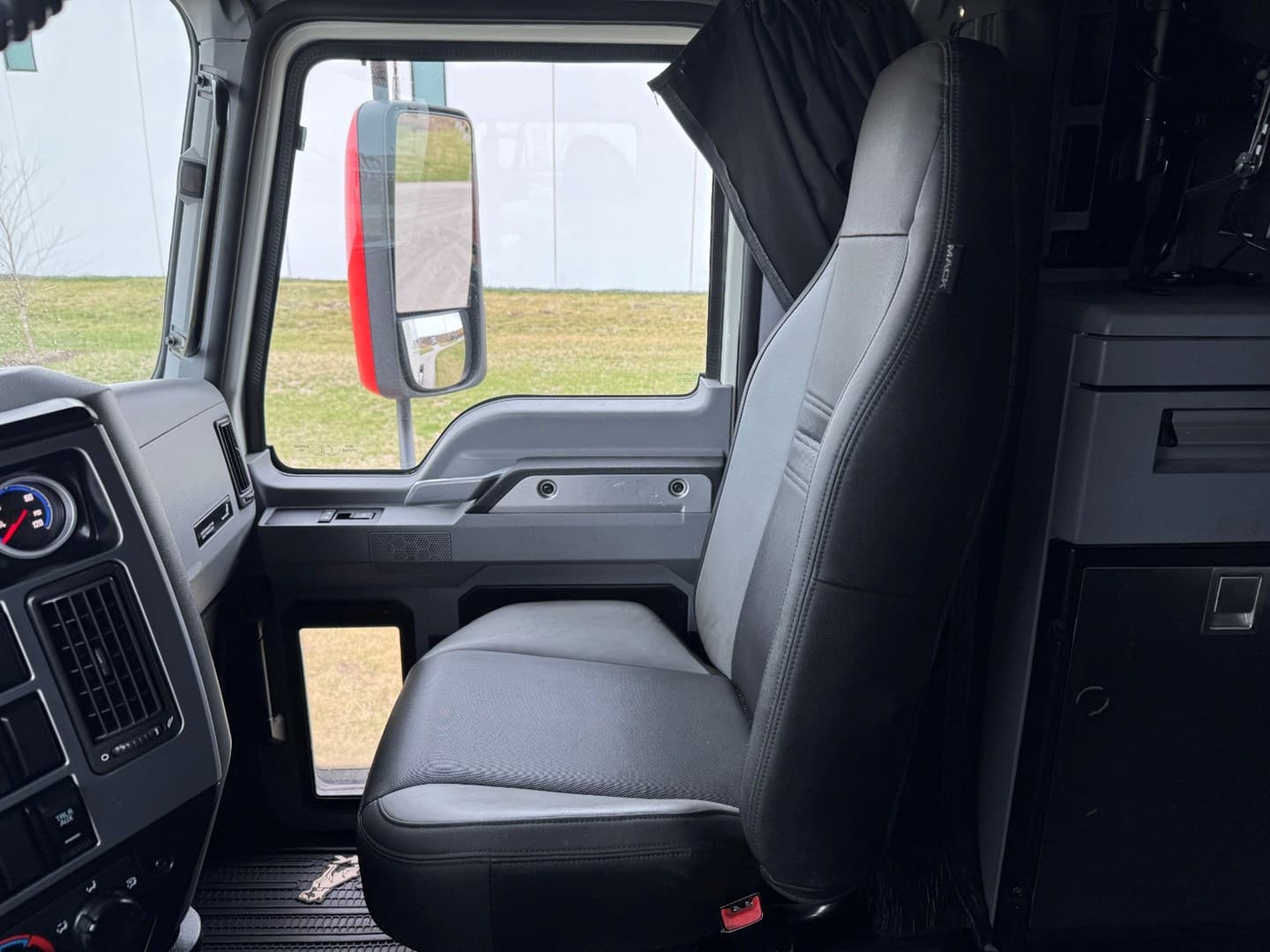 2021 Mack Anthem Sleeper — photo 17