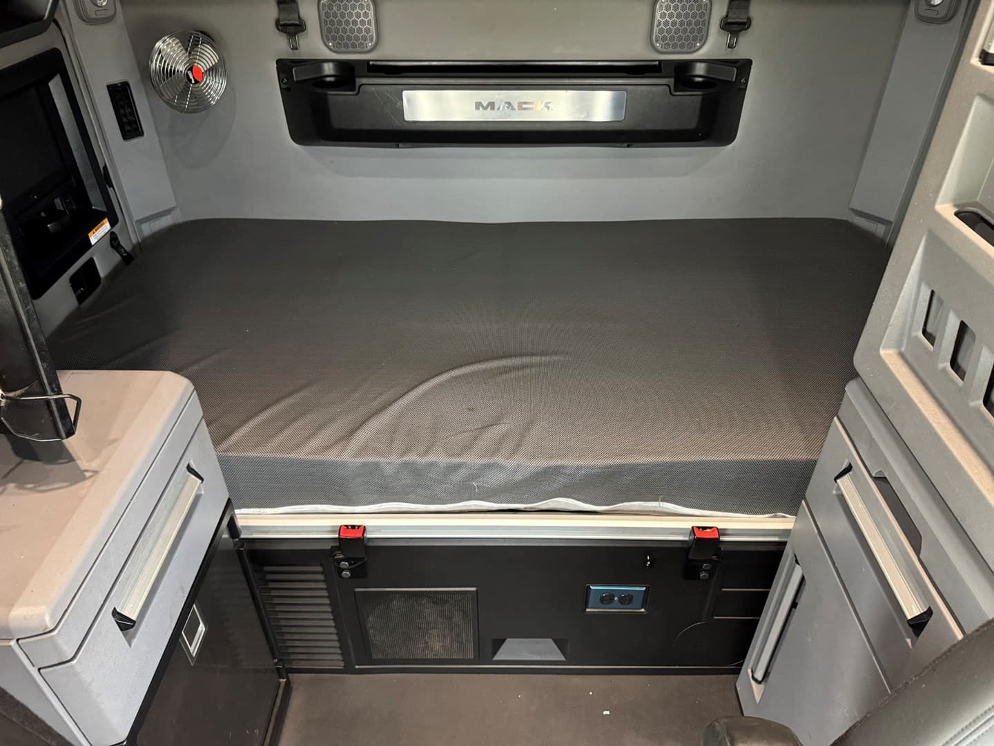 2021 Mack Anthem Sleeper — photo 18