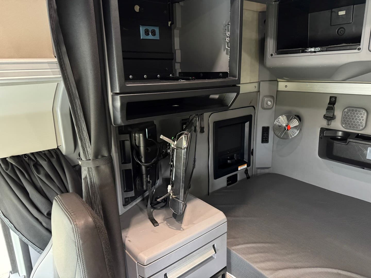 2021 Mack Anthem Sleeper — photo 19