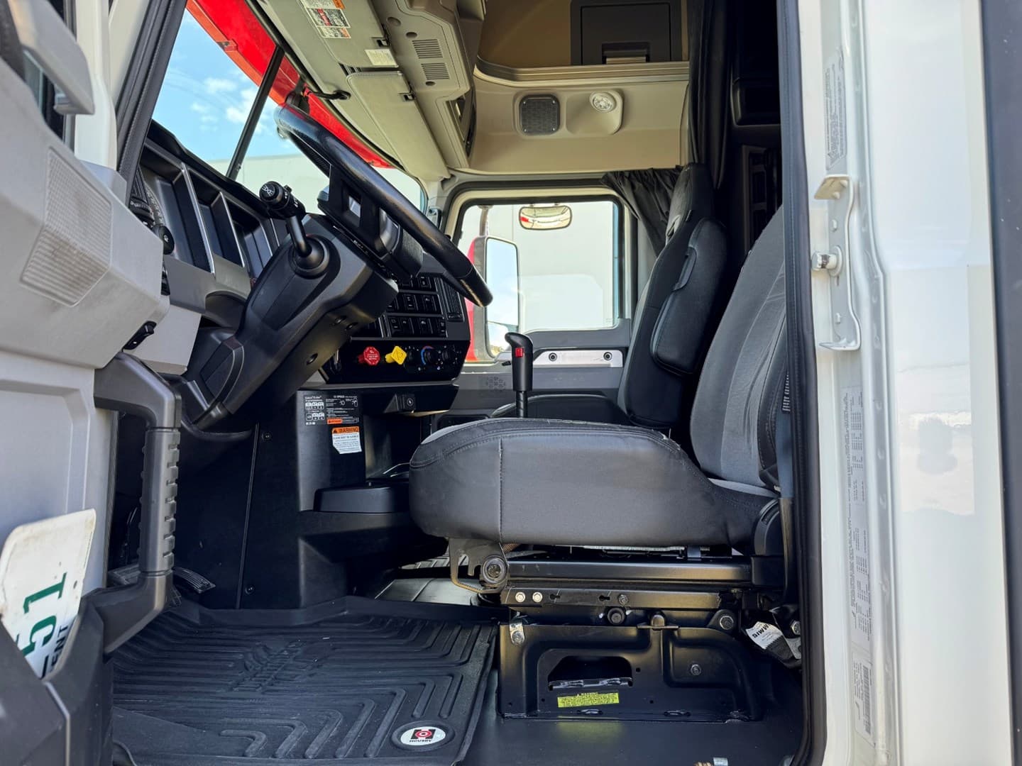 Used 2023 Mack Pinnacle — photo 12