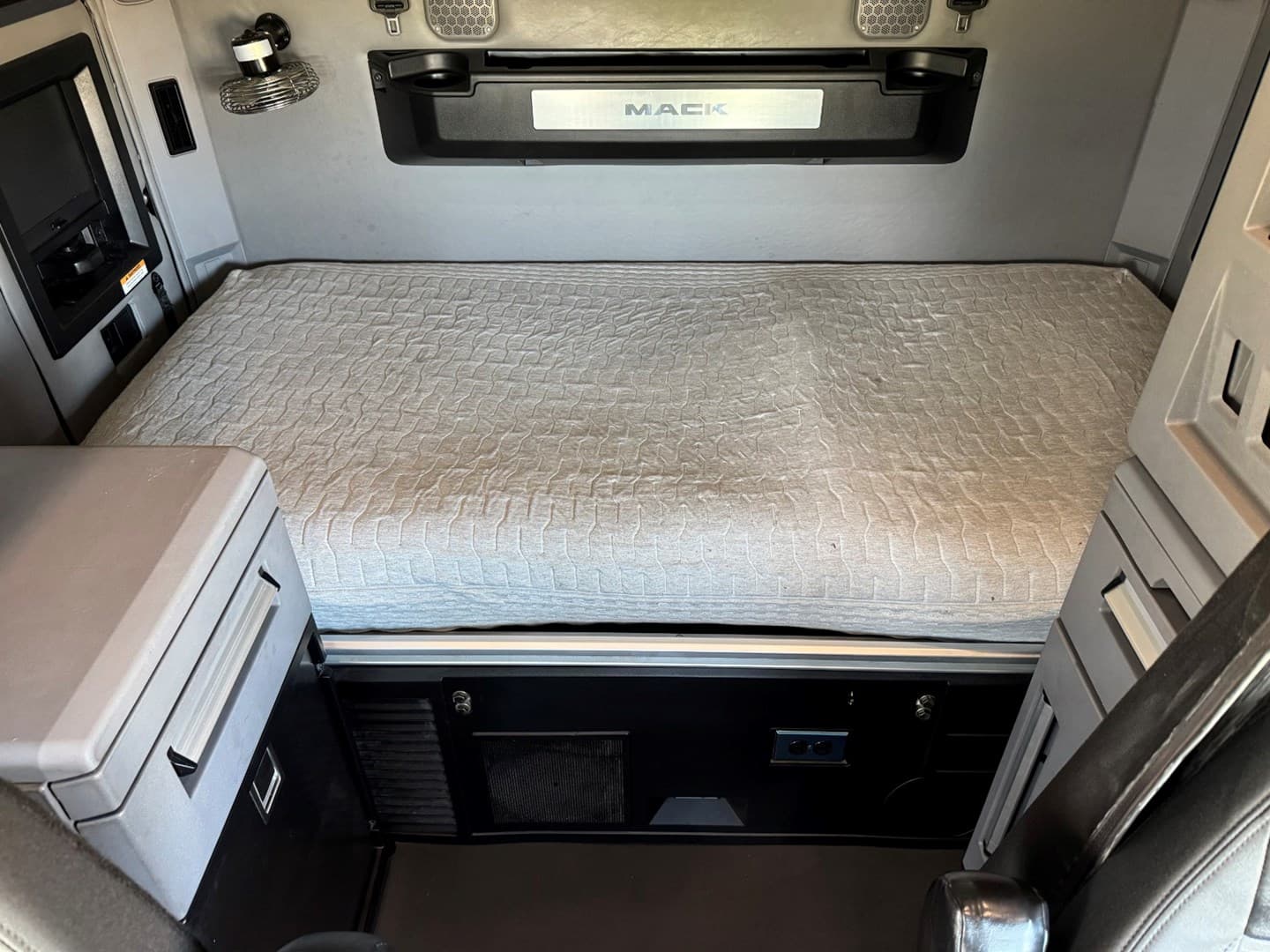 Used 2023 Mack Pinnacle — photo 18