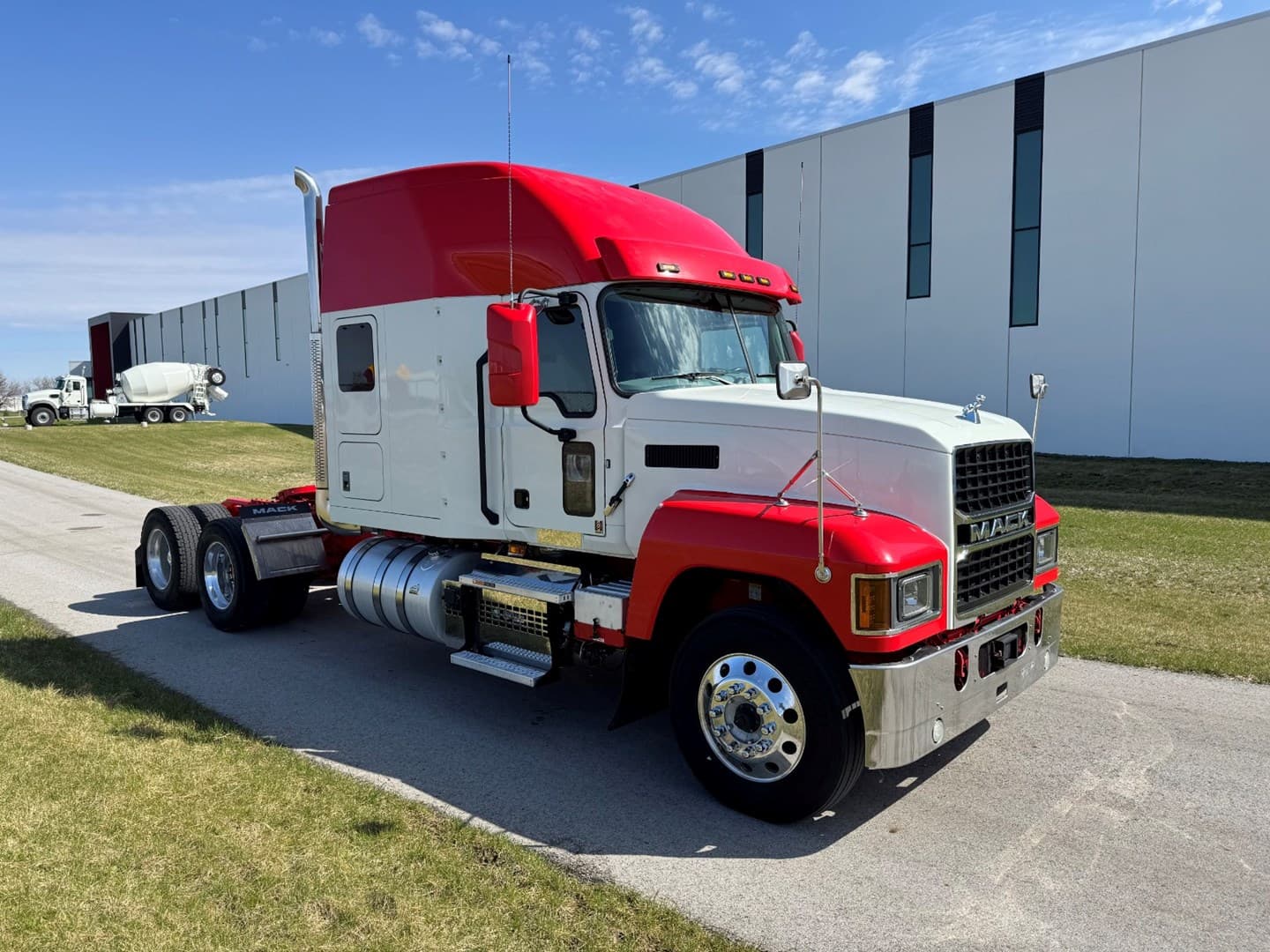 Used 2023 Mack Pinnacle — photo 8
