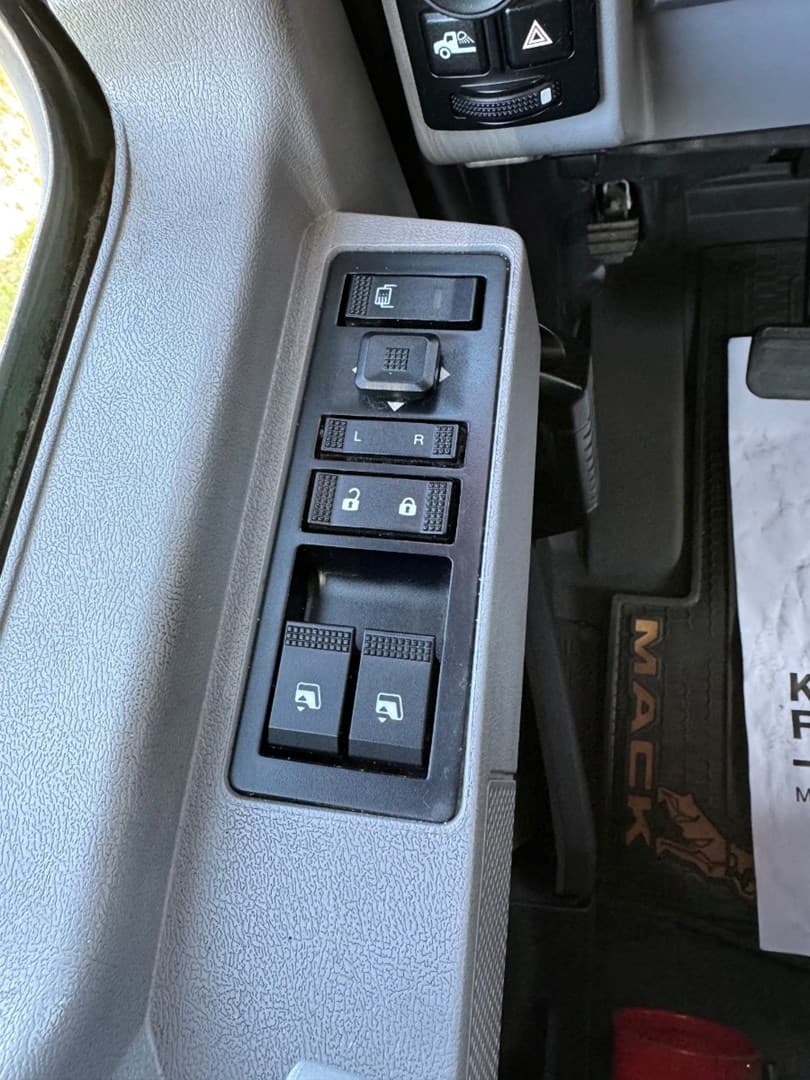 Used 2023 Mack Pinnacle — photo 13