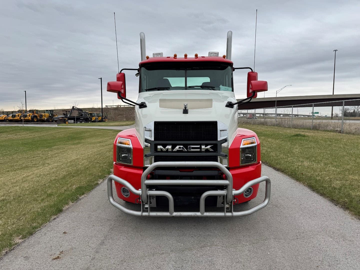 Used 2023 Mack Anthem Daycab — photo 2