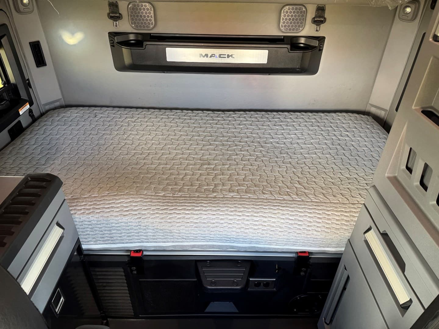 2023 MACK AN64T - USED TRUCKS SLEEPER — photo 18