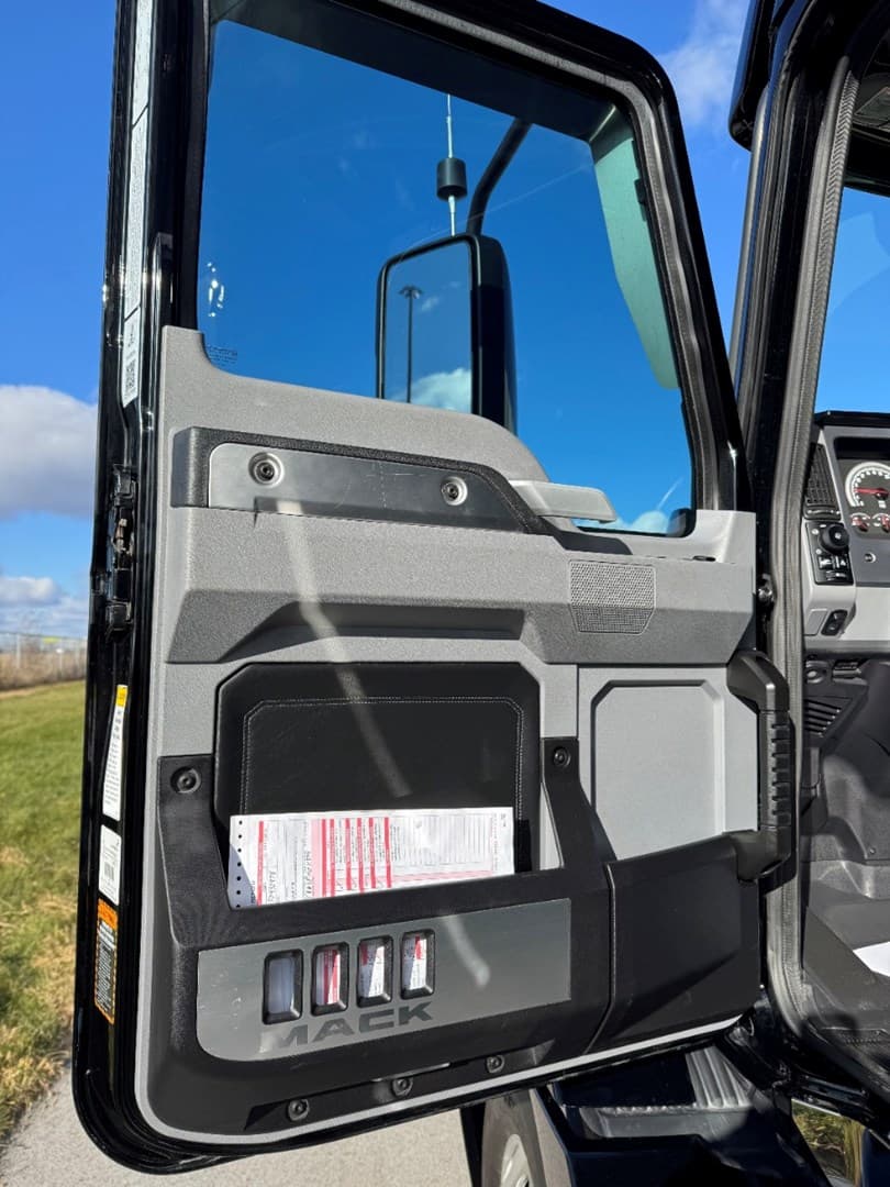 2023 MACK AN64T - USED TRUCKS SLEEPER — photo 11