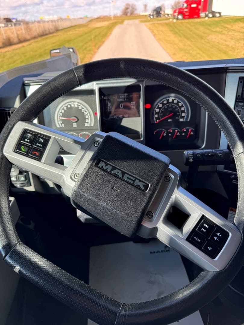 2023 MACK AN64T - USED TRUCKS SLEEPER — photo 14