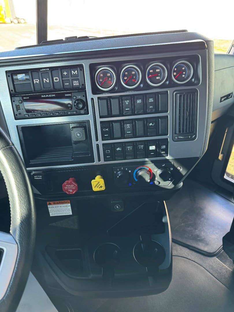 2023 MACK AN64T - USED TRUCKS SLEEPER — photo 16