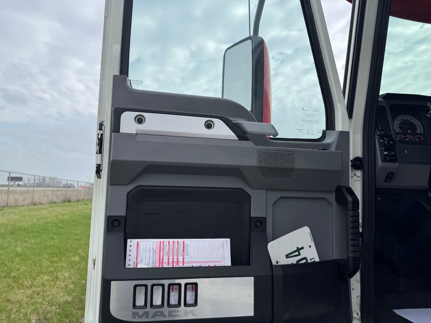 Used 2021 Mack Anthem Daycab — photo 11