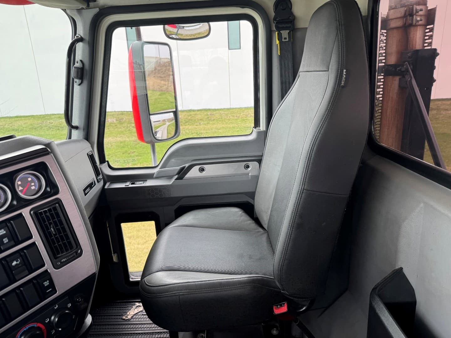 Used 2021 Mack Anthem Daycab — photo 17