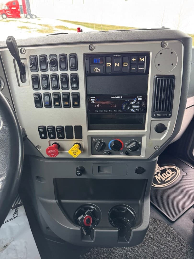 2018 MACK CXU613 - USED TRUCKS SLEEPER — photo 16