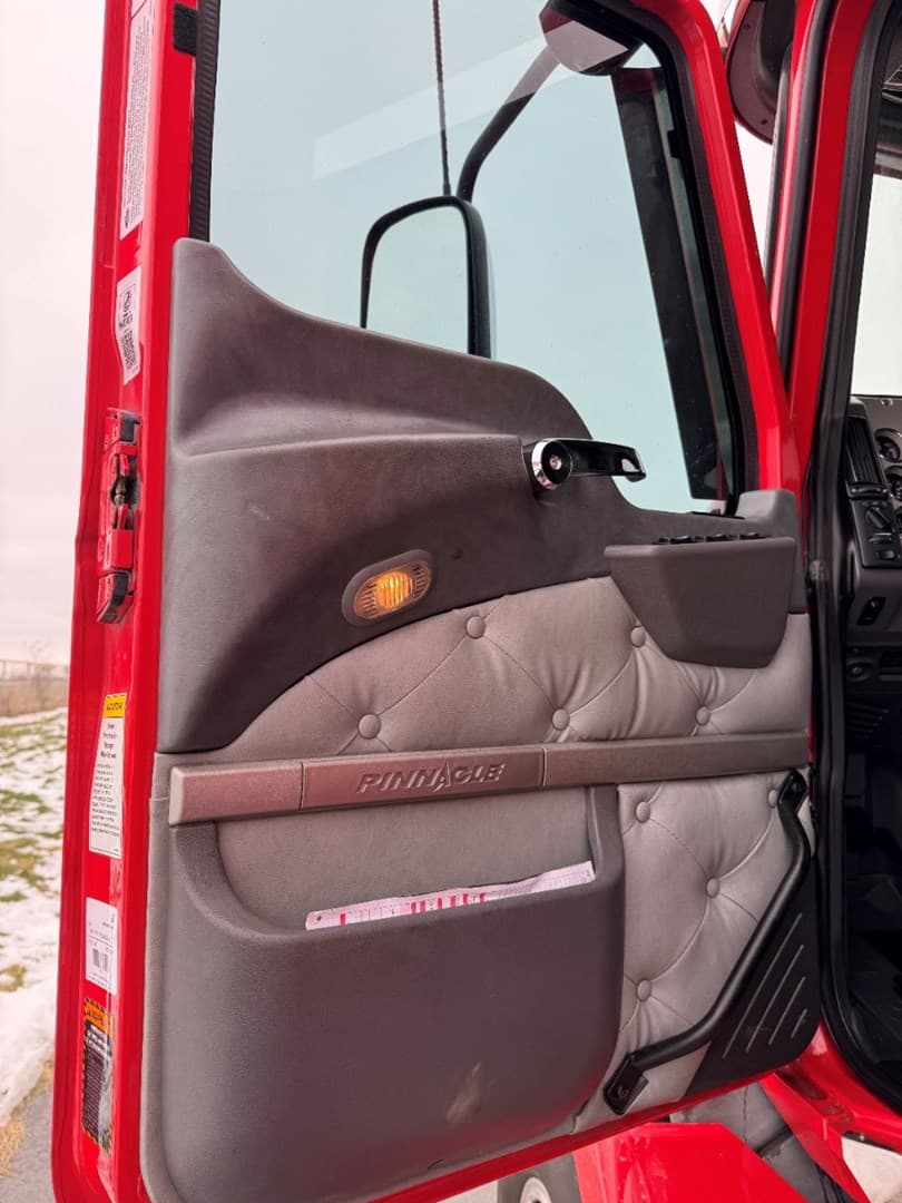 2018 MACK CXU613 - USED TRUCKS SLEEPER — photo 11