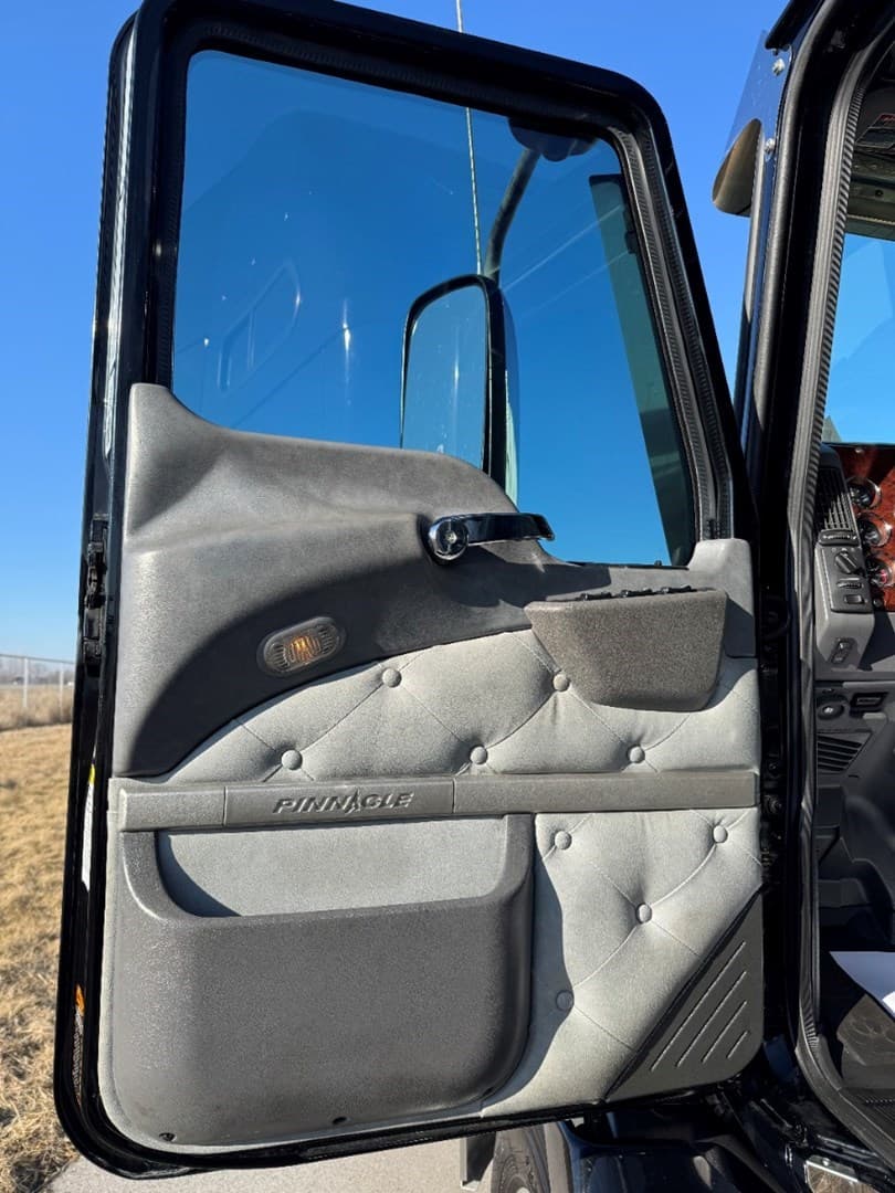 2016 MACK CXU613 - USED TRUCKS SLEEPER — photo 11