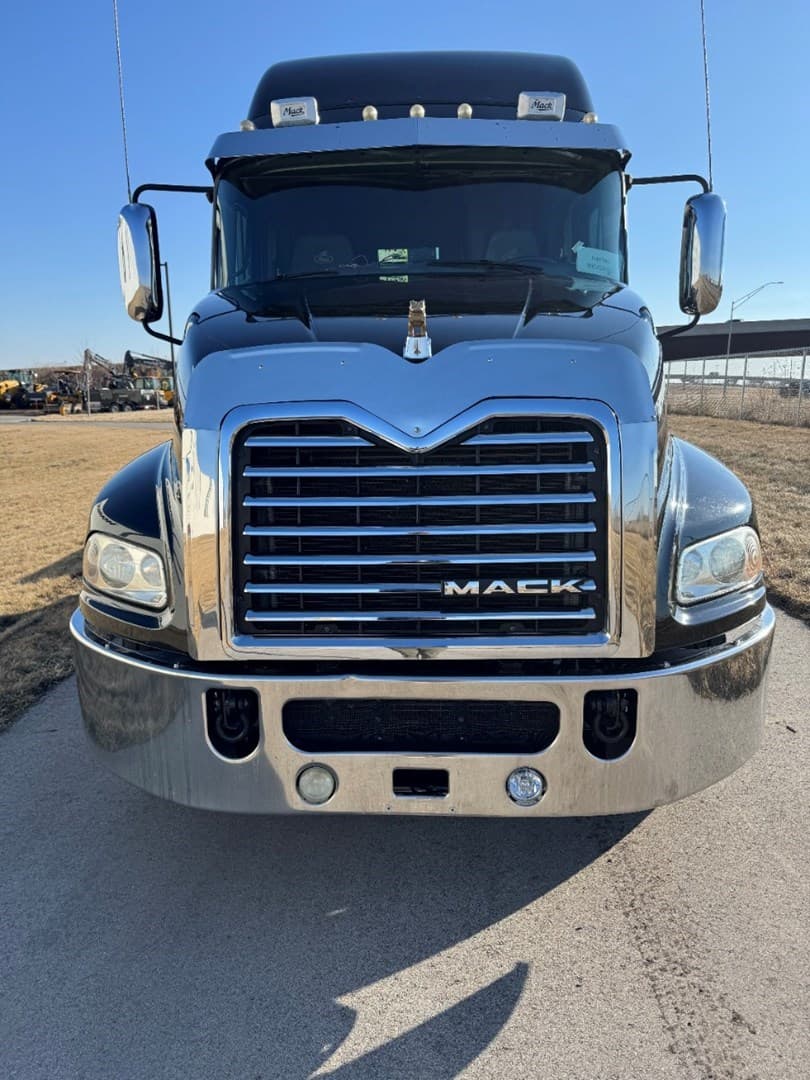 2016 MACK CXU613 - USED TRUCKS SLEEPER — photo 2