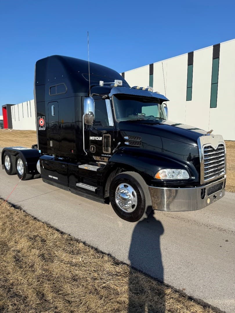 2016 MACK CXU613 - USED TRUCKS SLEEPER — photo 8