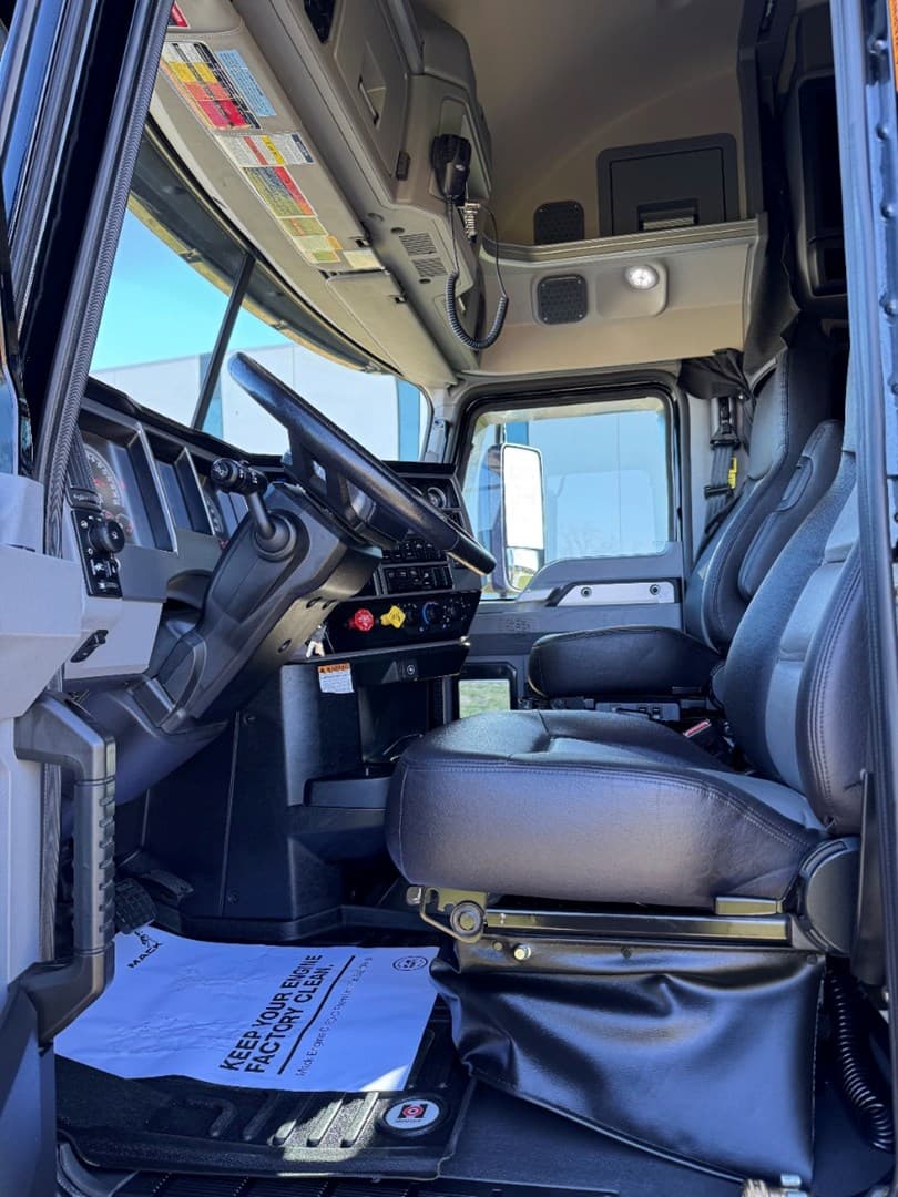2022 Mack Anthem 64T Sleeper — photo 12