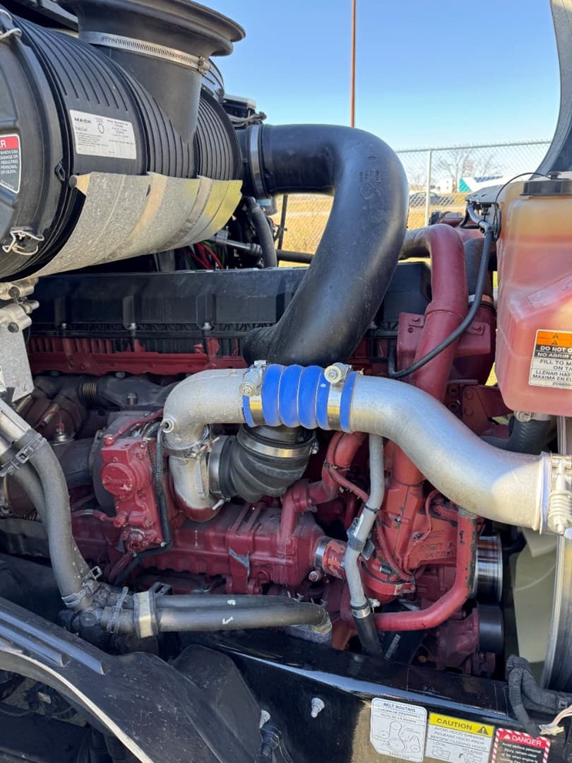 2022 Mack Anthem 64T Sleeper — photo 10