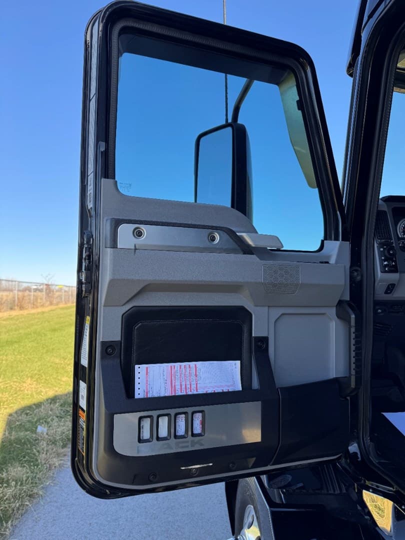 2022 Mack Anthem 64T Sleeper — photo 11