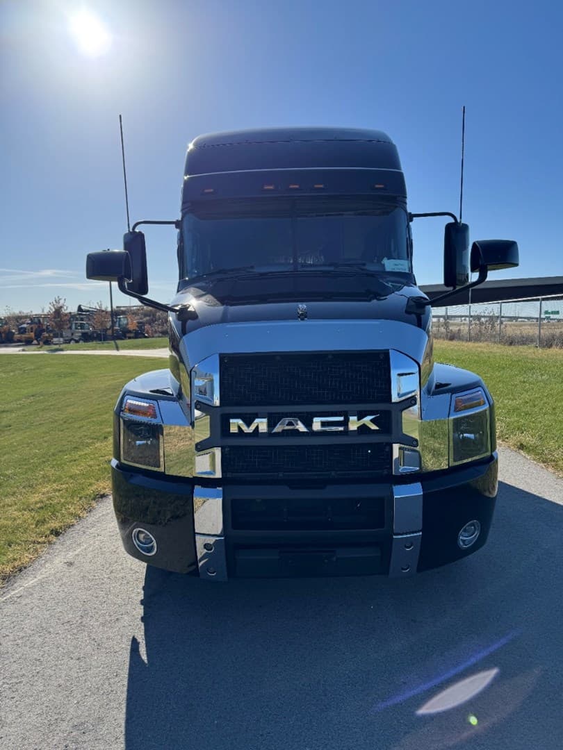 2022 Mack Anthem 64T Sleeper — photo 2