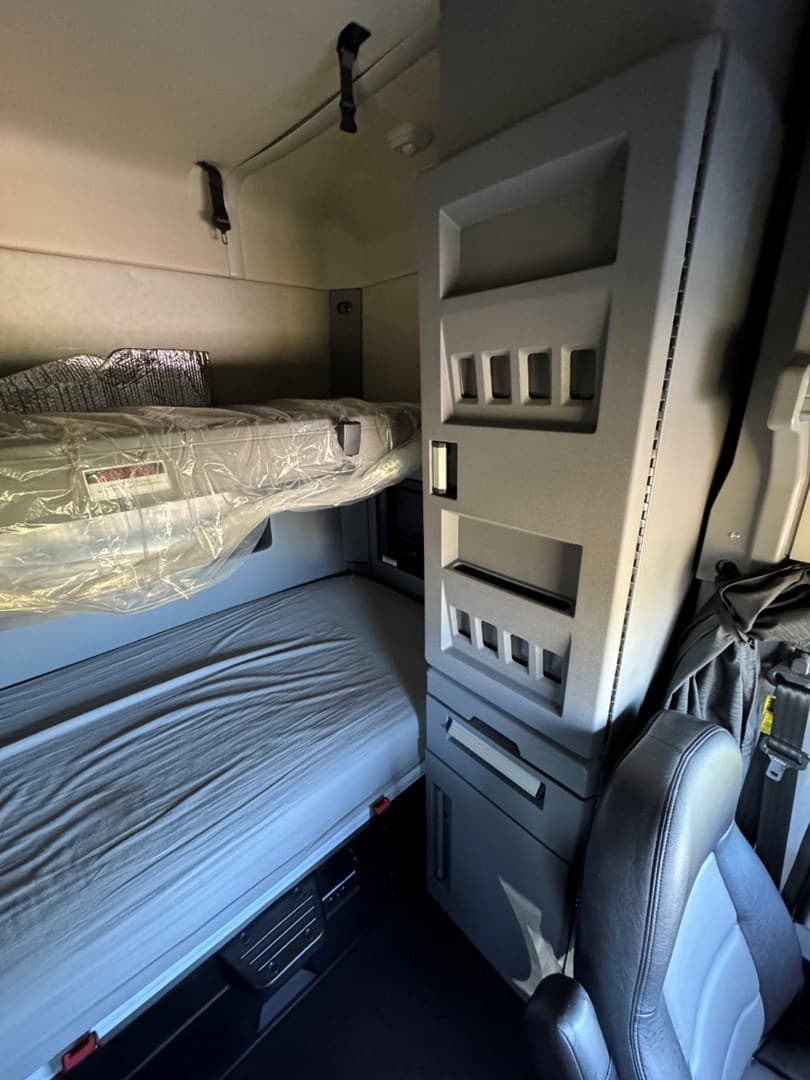 2022 Mack Anthem 64T Sleeper — photo 21