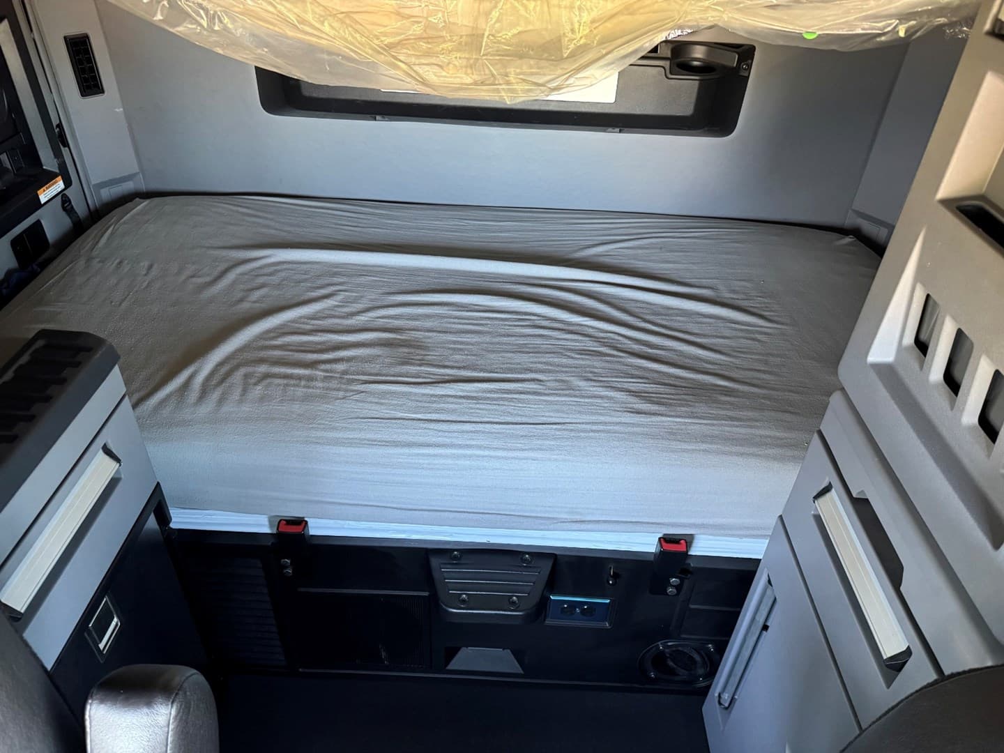 2022 Mack Anthem 64T Sleeper — photo 18