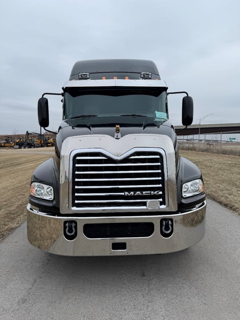 2017 MACK CXU613 - USED TRUCKS SLEEPER — photo 2