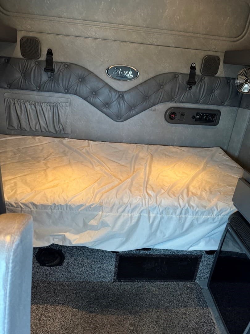2017 MACK CXU613 - USED TRUCKS SLEEPER — photo 18
